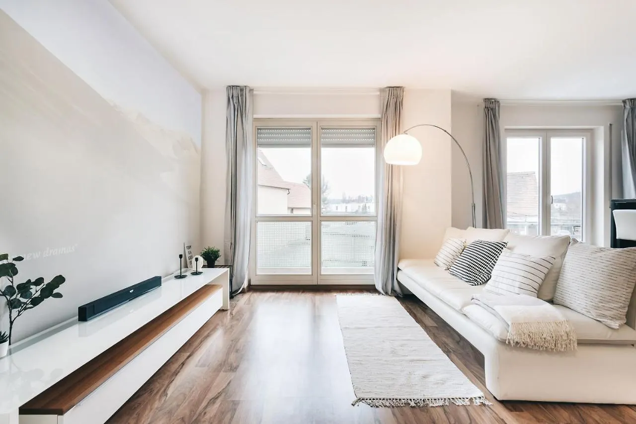 Contacts de Modernes Apartment Mit Heimkino In Dresden